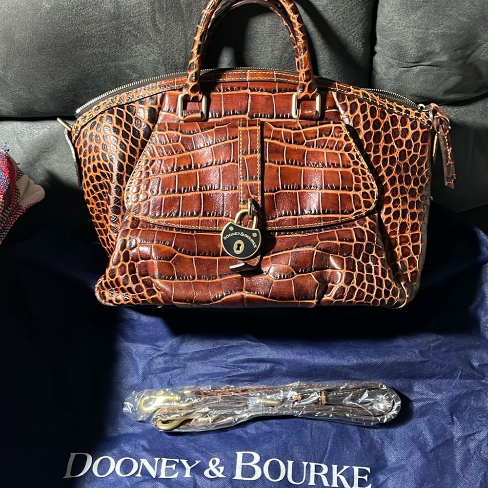 100% leather croc style in very good condition